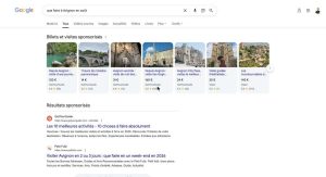 Requête « que faire à Avignon en août » : carrousel de billets et visites sponsorisés en haut de la page Google