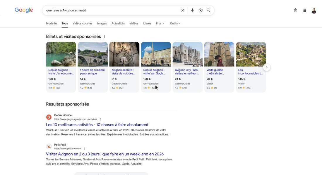 Requête « que faire à Avignon en août » : carrousel de billets et visites sponsorisés tout en haut de la page